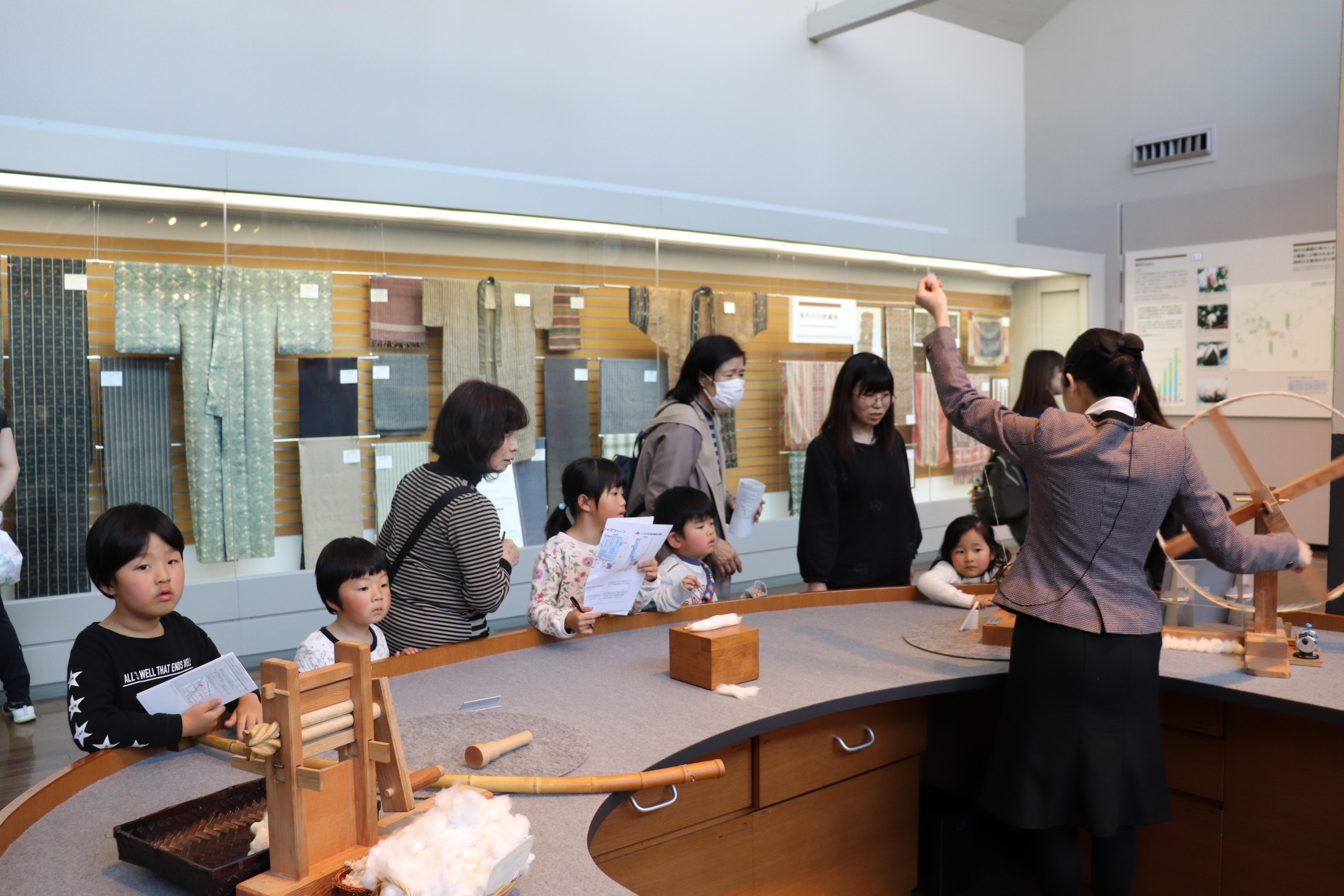 館内見学の様子